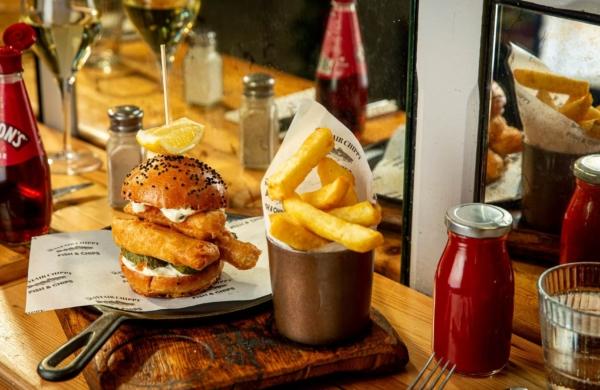 Assiette d'un fish and chips façon burger.