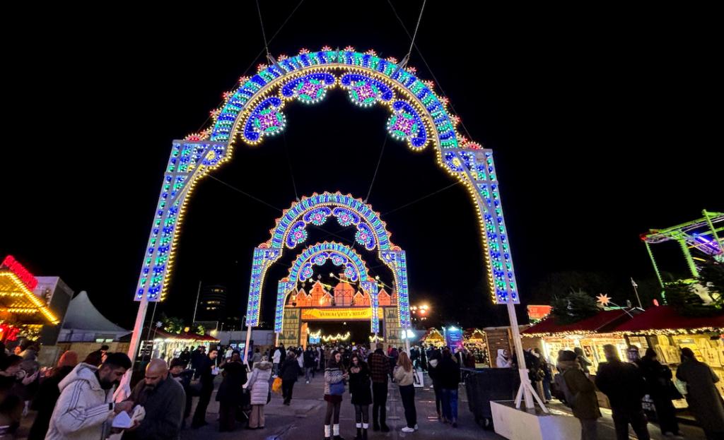 Arche lumineuse à l'entrée de Winter Wonderland