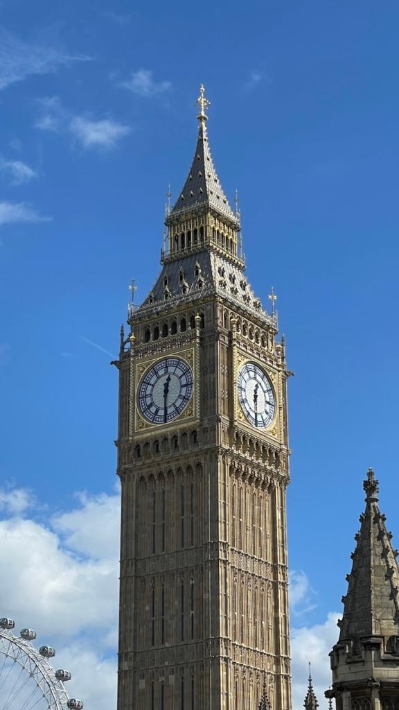 Zoom sur la Tour Elizabeth avec Big Ben, l'horloge située en haut de la tour