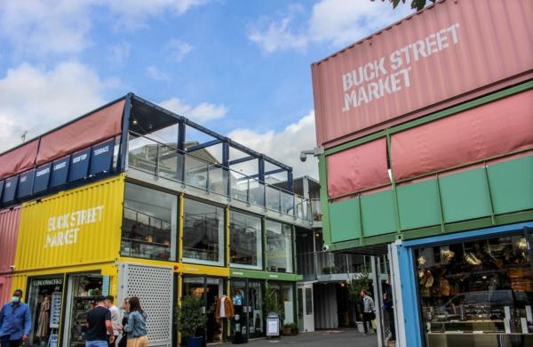 Buck street market est un centre commercial composé de conteneurs maritimes recyclés à Londres