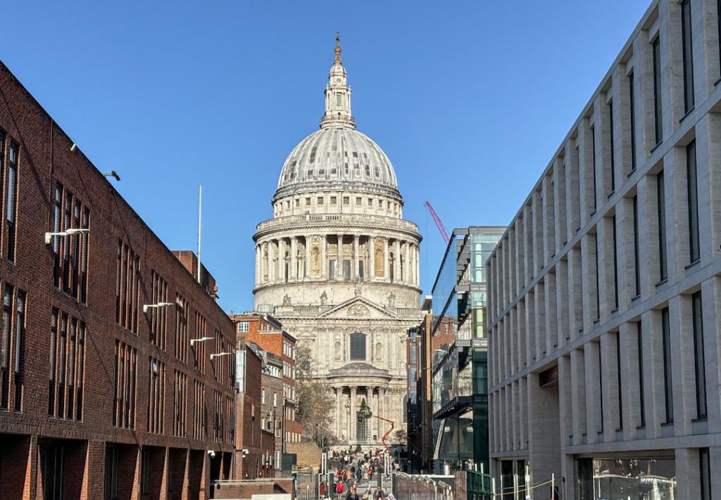 Cathédrale Saint Paul depuis le Millennium Bridge à Londres