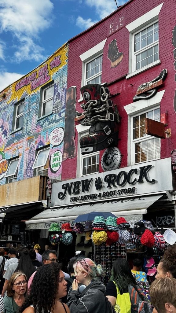 Facade excentrique de Dr Martens à Camden Londres