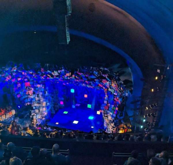 Vue depuis le Balcon au théâtre pour voir la comédie Matilda à Londres