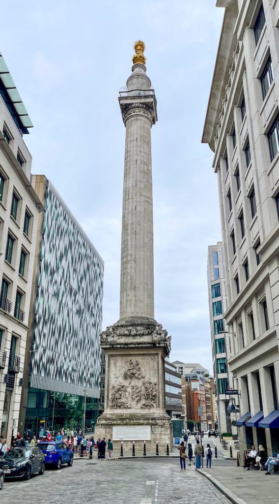 Obélisque "Monument" dans la City à Londres