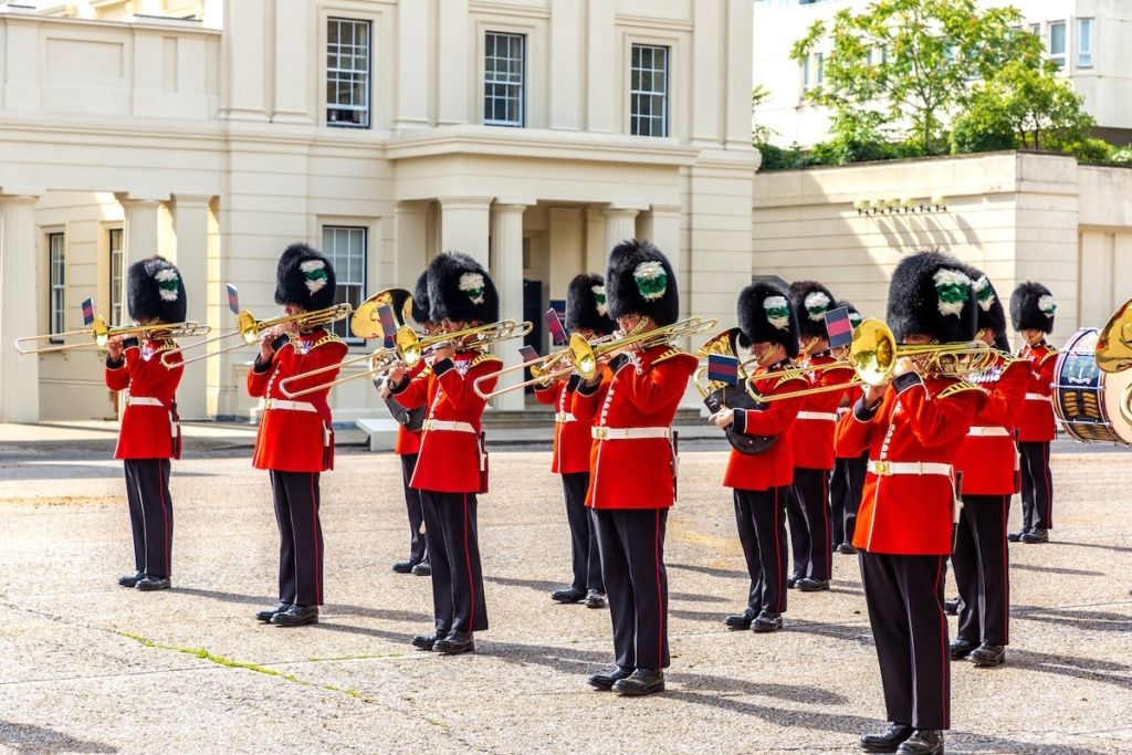 Orchestre militaire pendant la relève de la garde au palais de Buckingham à Londres