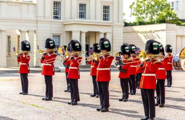 Orchestre militaire pendant la relève de la garde au palais de Buckingham à Londres