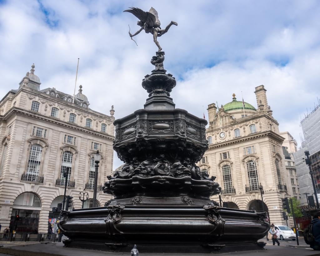 Fontaine située au milieu de la place Piccadilly Circus à Londres