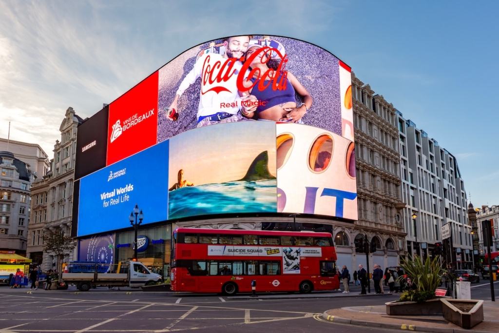 Piccadilly Circus à Londres de jour avec un bus rouge