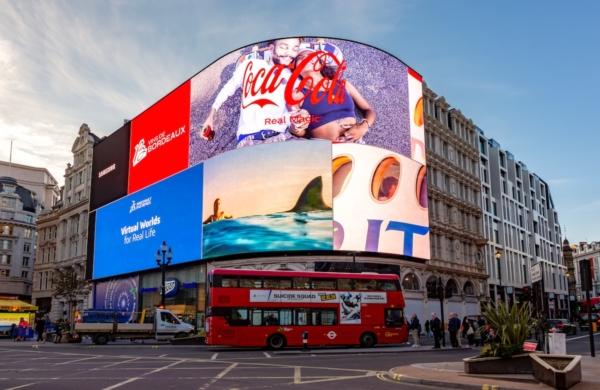 Piccadilly Circus à Londres de jour avec un bus rouge