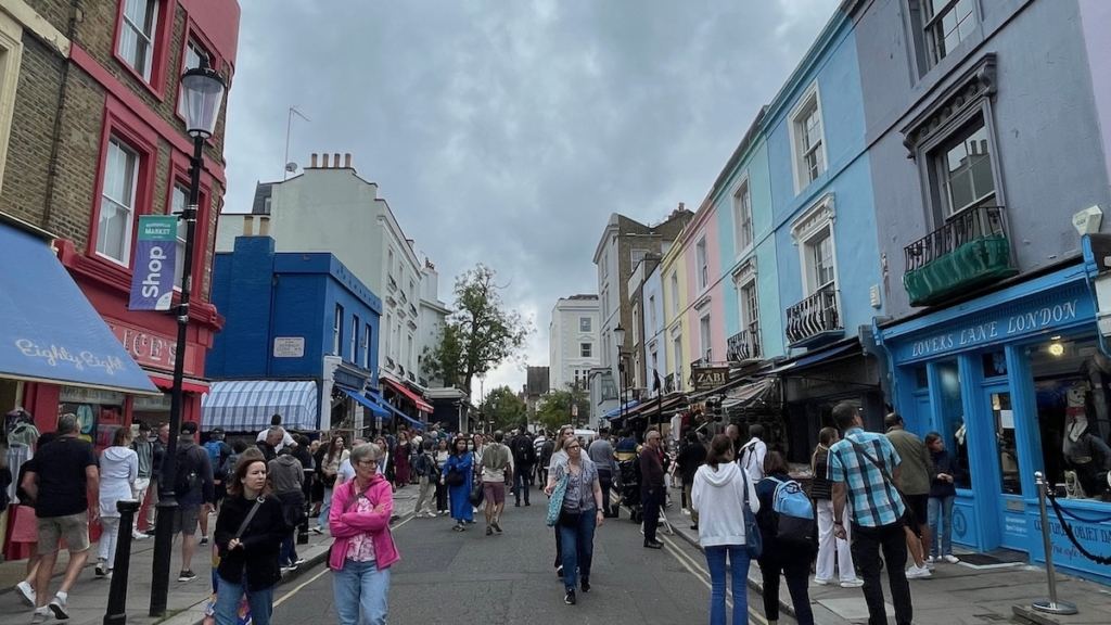 Rue avec des maisons colorées à Notting Hill