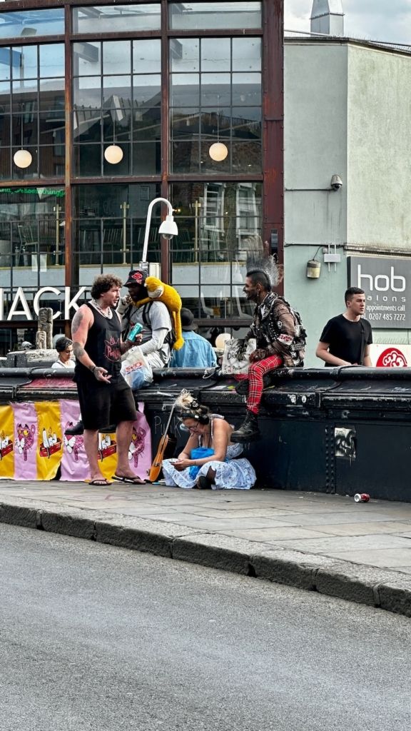 Des punks assis sur un pont dans Camden Town Londres