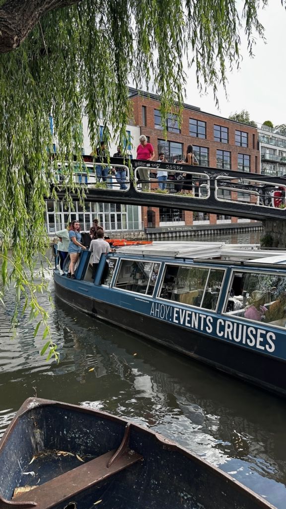 Un bateau sur Regent's Canal à Londres