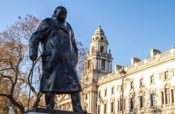 Statue de Winston Churchill à Parliament Square à Londres