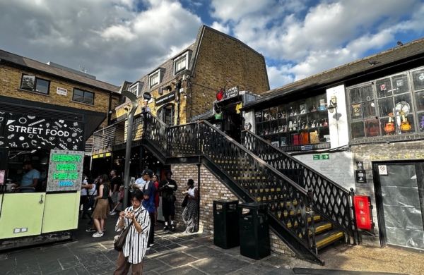 Stands de street food à Camden Market à Londres