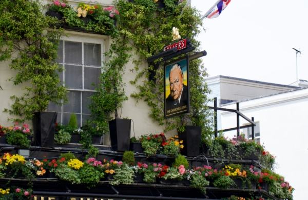 Façade du pub The Churchill Arms à londres