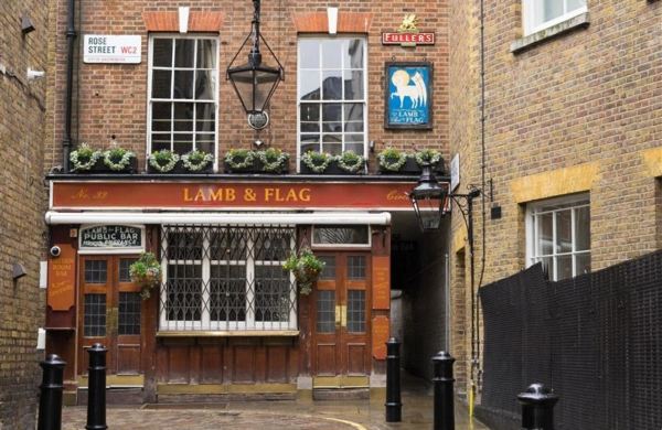 Façade du pub Lamb & Flag à londres