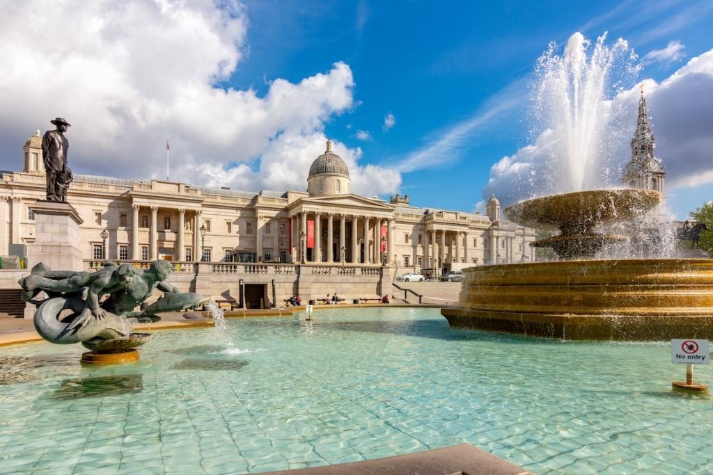 Il y a deux grandes fontaines sur Trafalgar Square à Londres