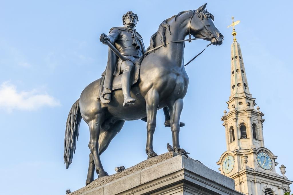 4 statues sont situés aux 4 coins de Trafalgar Square dont celle du roi Georges IV