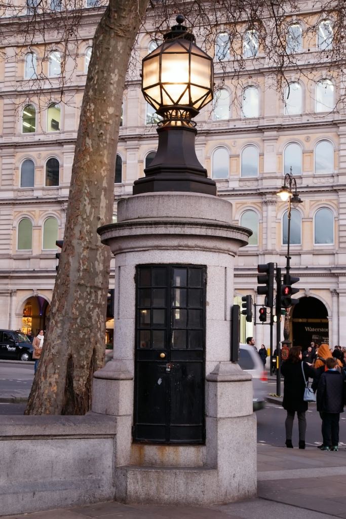 Le plus petit post de police de Londres se cache dans un lampadaire à Trafalgar Square