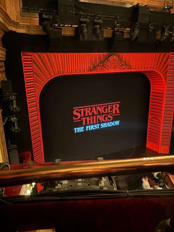 Vue depuis l'avant du Grand Circle au Phoenix Theatre à Londres