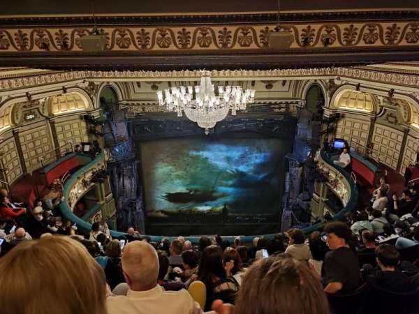 Vue depuis le fond de Grand Circle au Sondheim Theatre à Londres